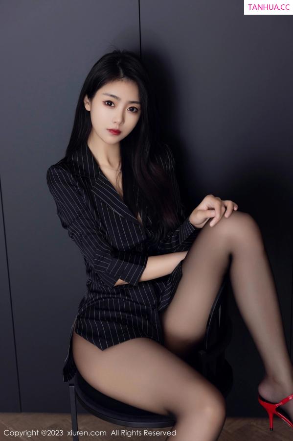 可乐Vicky  [XiuRen]高清写真图 2023.05.05 No.6677 可乐Vicky 黑丝美腿第21张图片